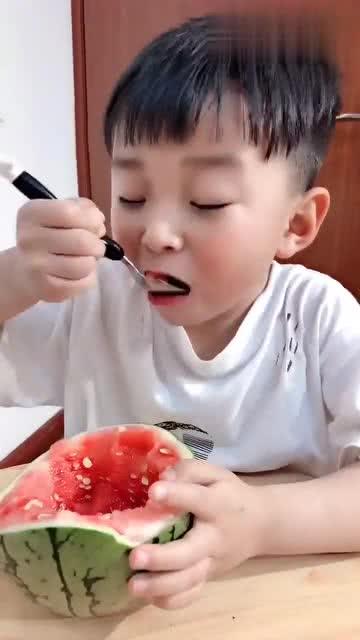 网红吃瓜婴儿是谁,揭秘网络红人的萌娃魅力