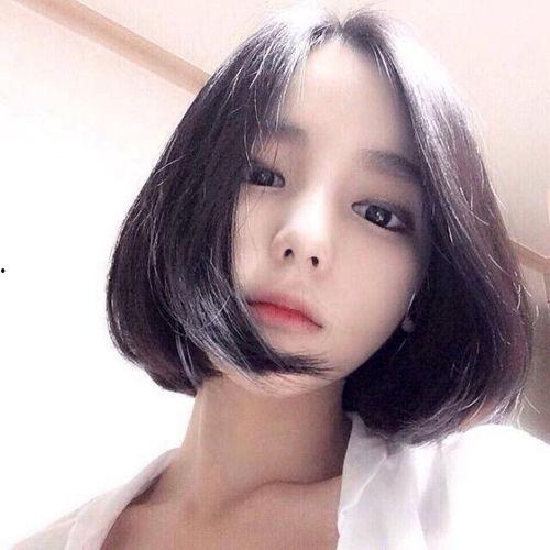 短发女孩网红吃瓜图片,萌态尽显引网友热议