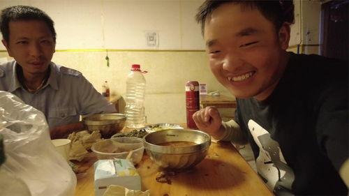 吃瓜网云南小伙图片,展现地道云南风情